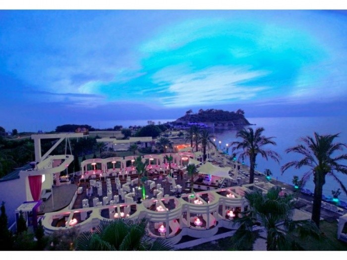 ОТДЕЛЬНАЯ ВИЛЛА ВОЗЛЕ МОРЯ В КУШАДАСЫ.