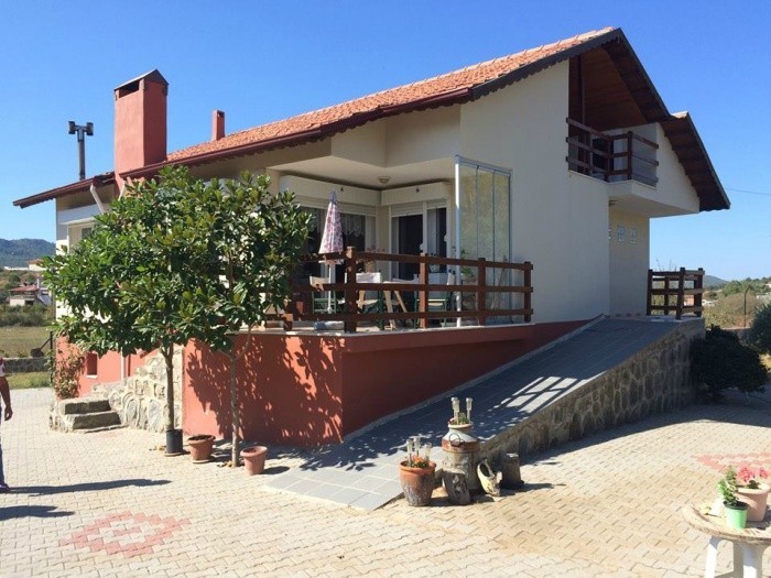 ДОМ С ЧАСТНЫМ САДОВЫМ УЧАСТКОМ ПЛОЩАДЬЮ 2340 М2 В КУШАДАСЫ.