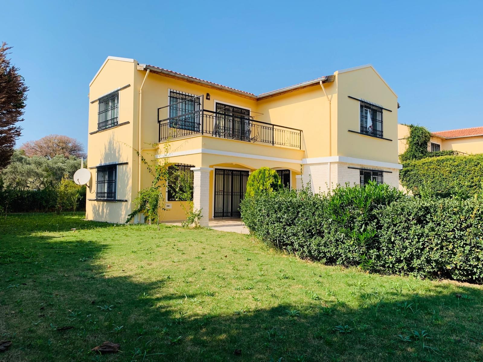 Detached Villa with Pool and 1000sqm Private Garden in Kusadasi