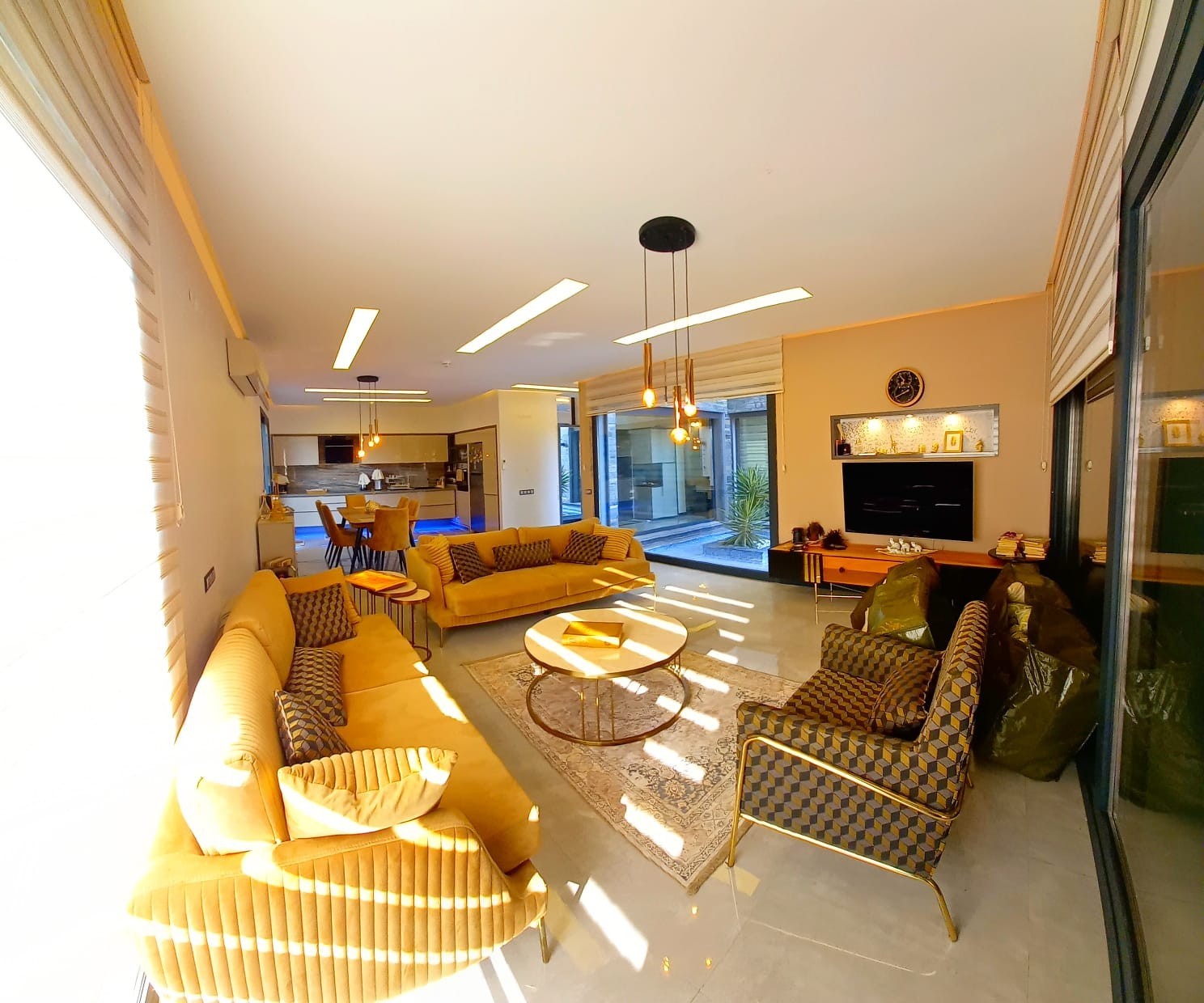 ОТДЕЛЬНАЯ ВИЛЛА С ЧАСТНЫМ БАССЕЙНОМ В ЦЕНТРЕ ГОРОДА КУШАДАСЫ.