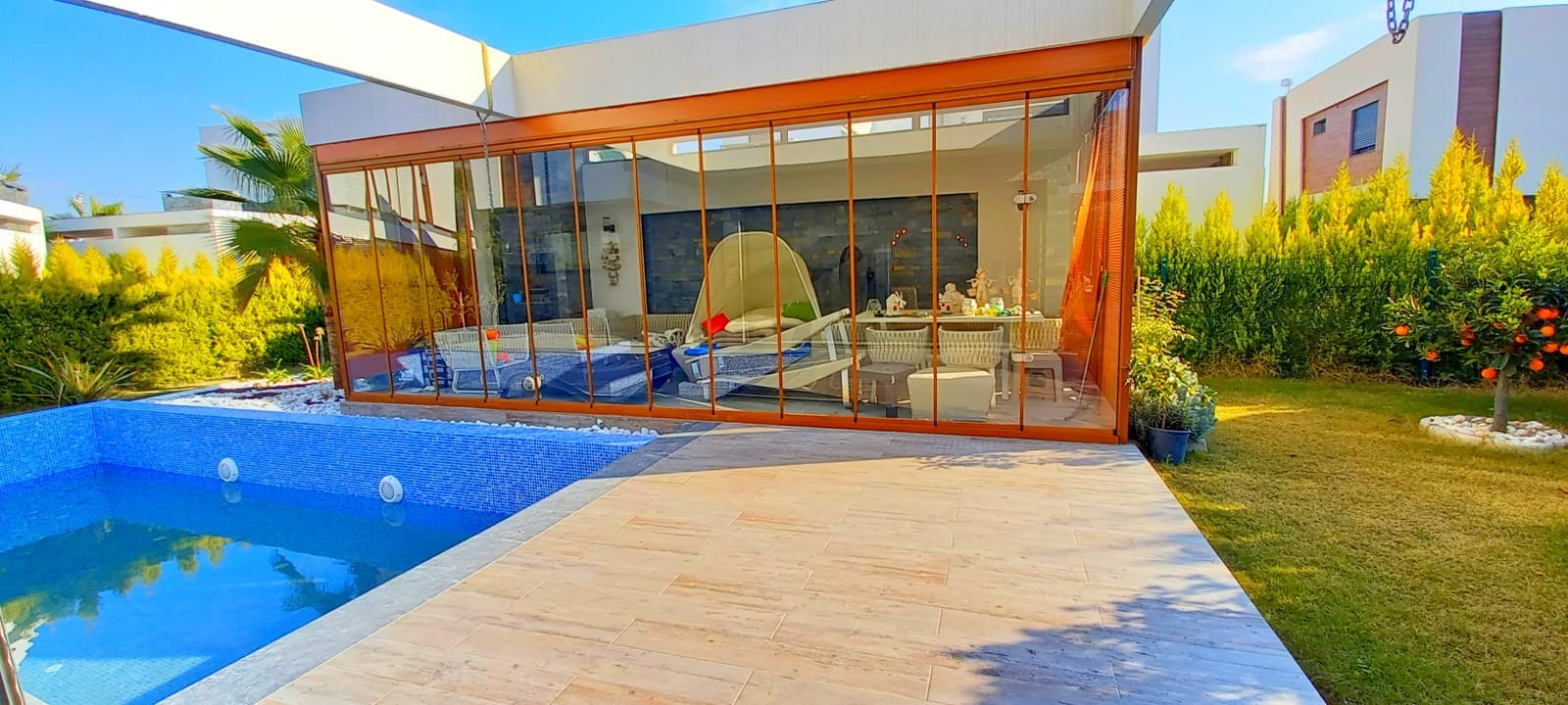 ОТДЕЛЬНАЯ ВИЛЛА С ЧАСТНЫМ БАССЕЙНОМ В ЦЕНТРЕ ГОРОДА КУШАДАСЫ.