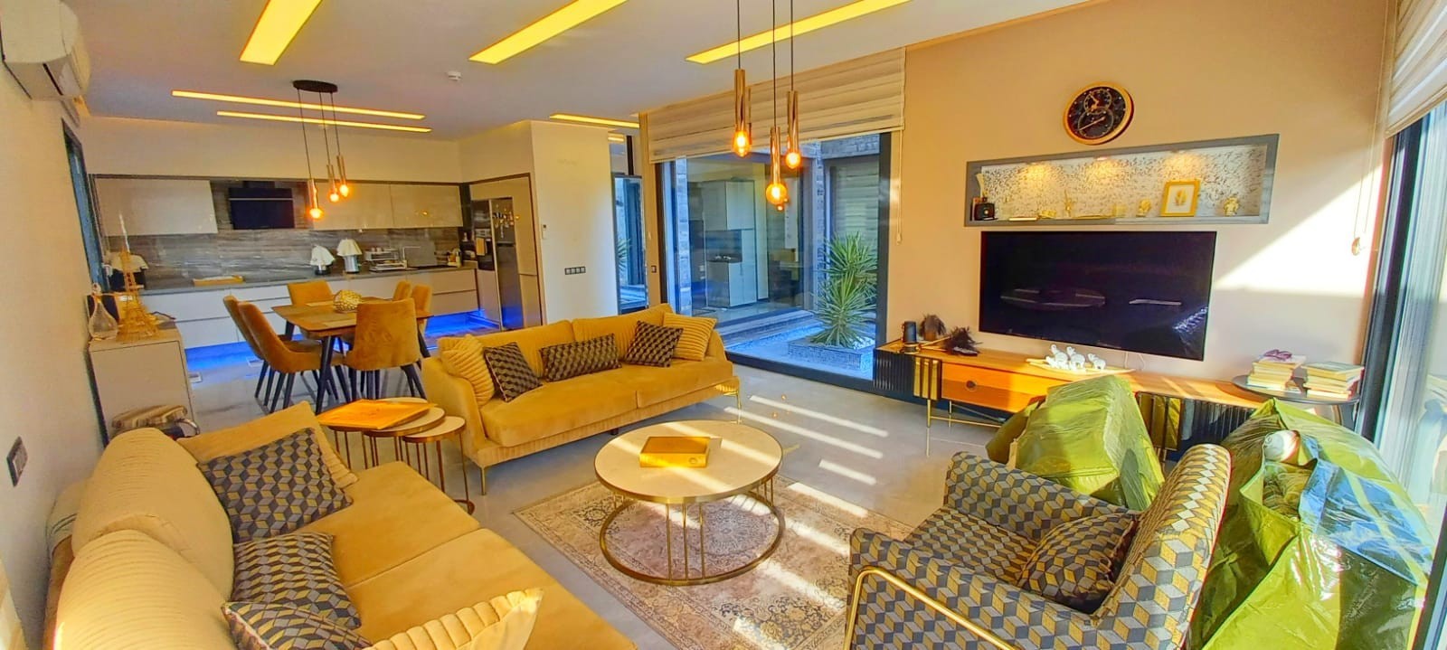 ОТДЕЛЬНАЯ ВИЛЛА С ЧАСТНЫМ БАССЕЙНОМ В ЦЕНТРЕ ГОРОДА КУШАДАСЫ.