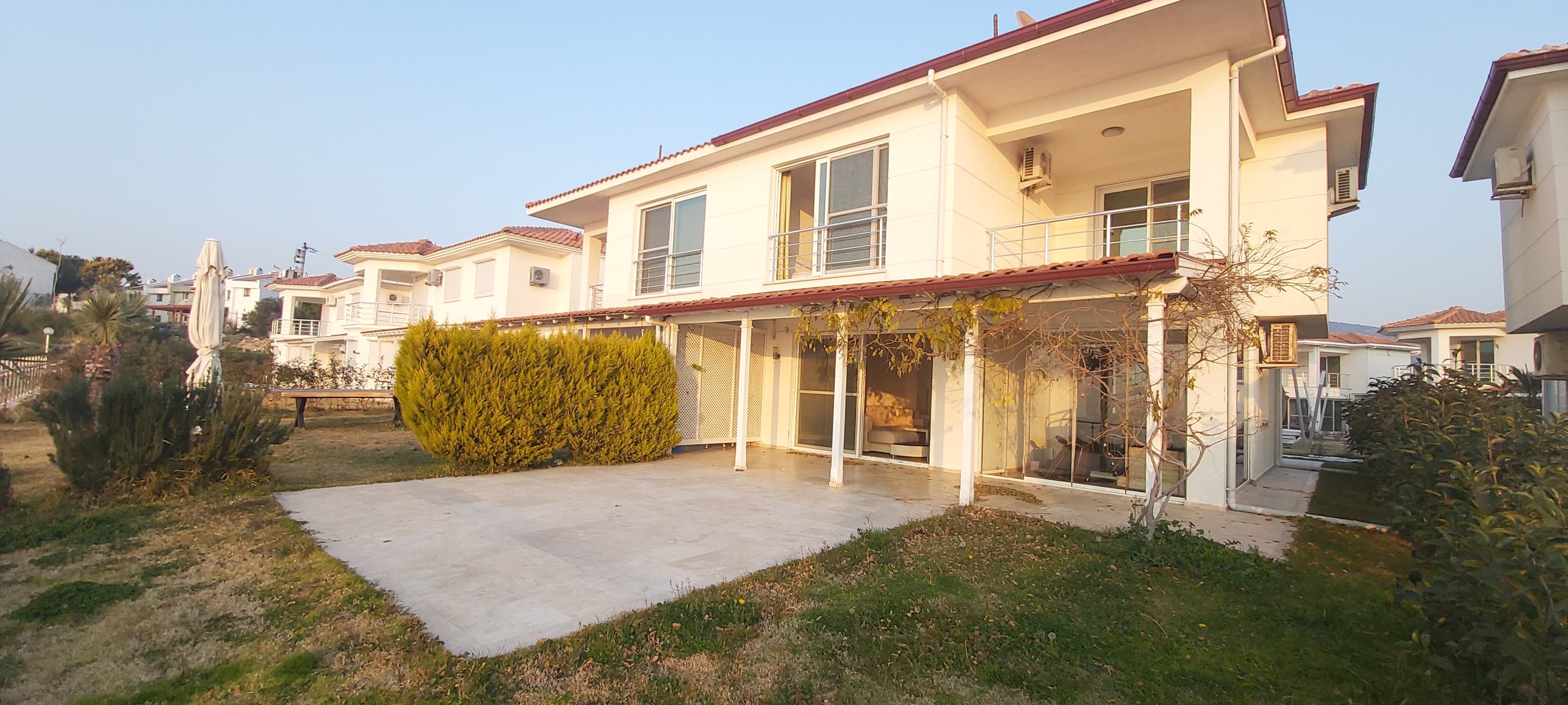 ВИЛЛА С ВИДОМ НА МОРЕ НА ПЕРВОЙ БЕРЕГОВОЙ ЛИНИИ В КУШАДАСЫ.