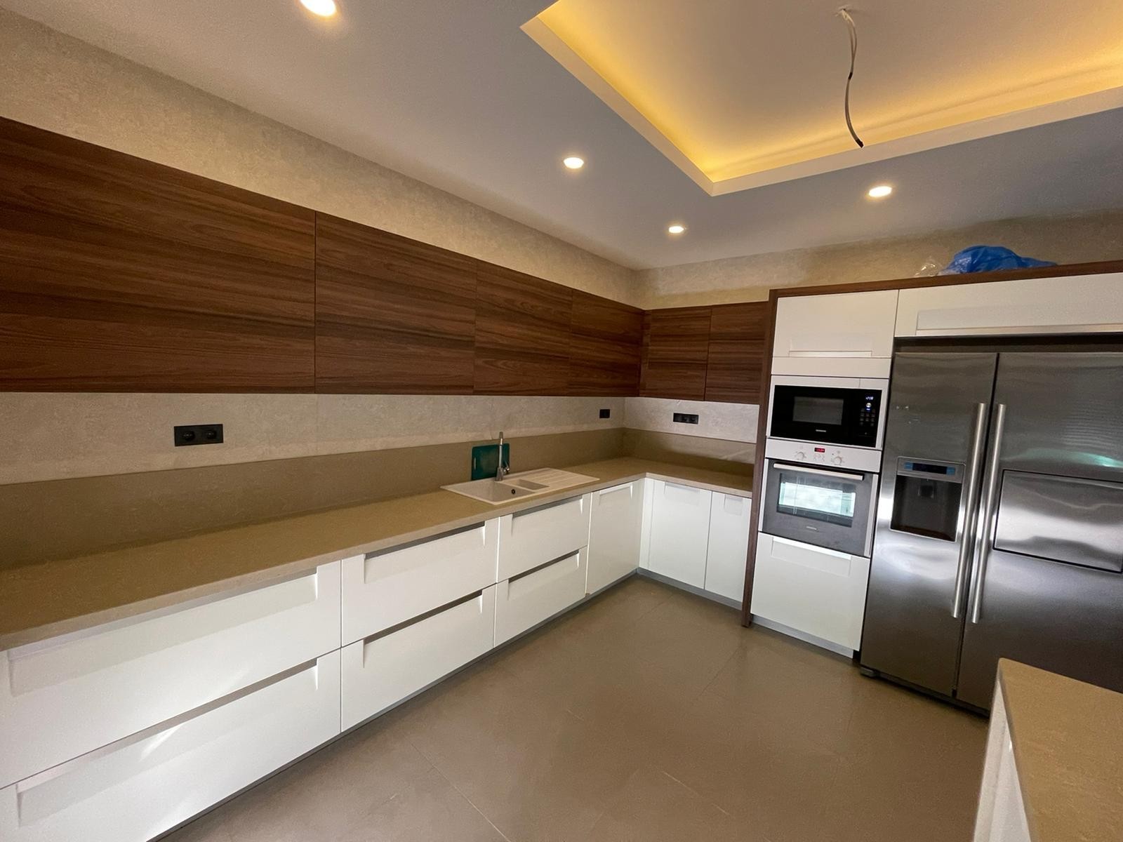 FULLY FURNISHED BRAND NEW CLOSE TO THE BEACH & TOWN