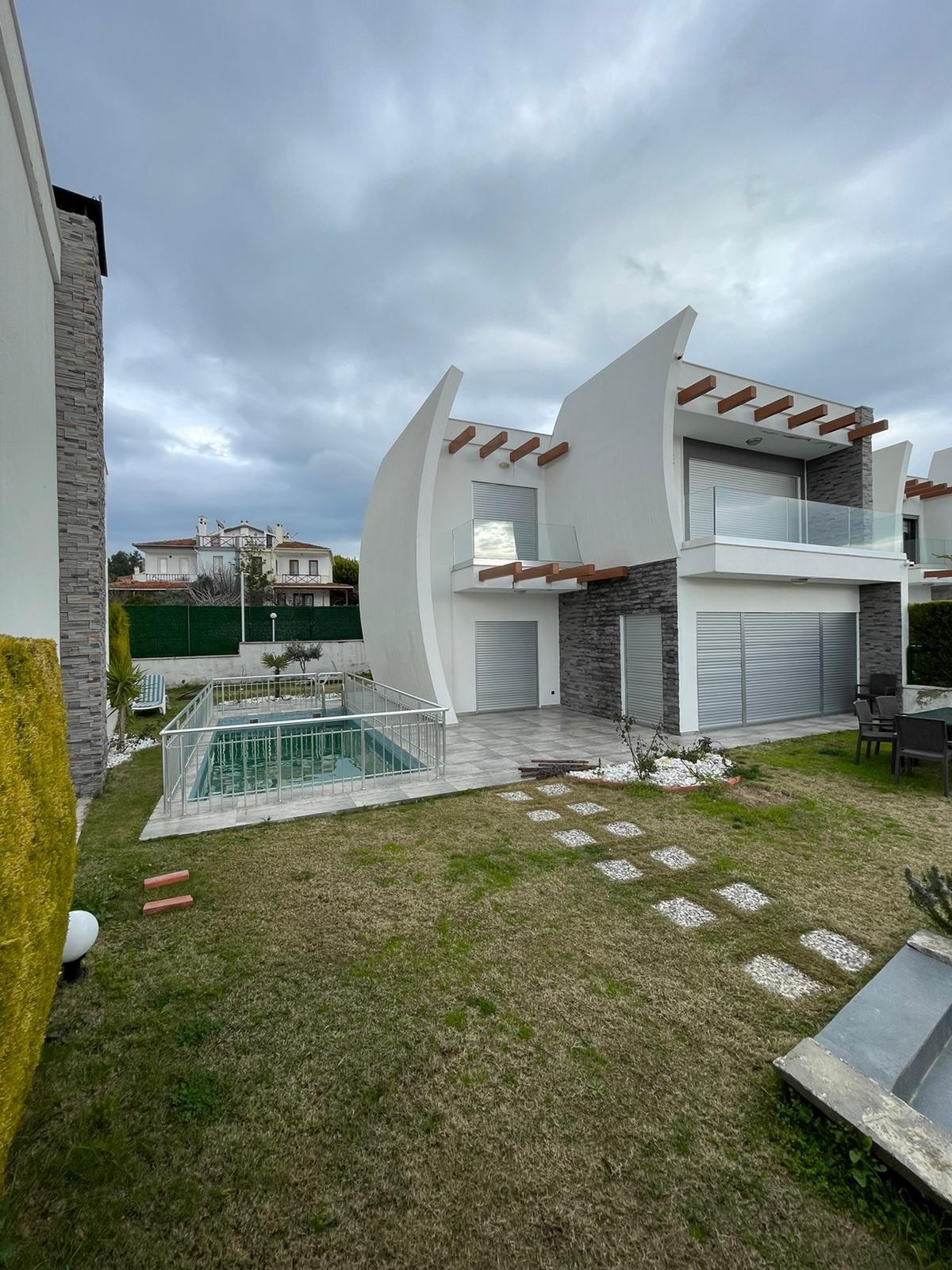 FULLY FURNISHED BRAND NEW CLOSE TO THE BEACH & TOWN