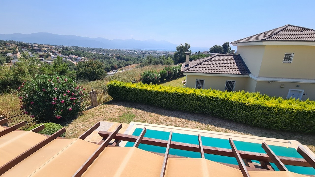 A magnificent villa in Kuşadası, offering both the tranquility of nature and close proximity to the city center.