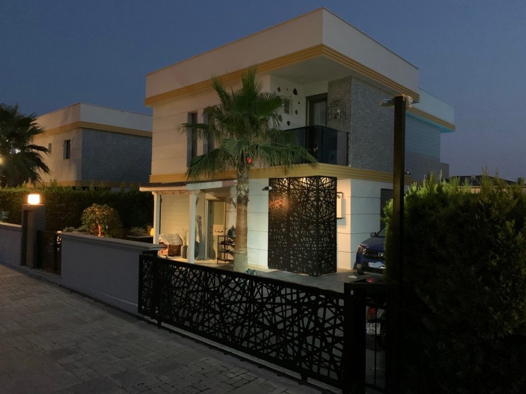 Close to the sea, with private parking, and near the city center, a magnificent villa is for sale.