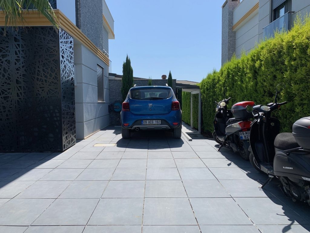 Close to the sea, with private parking, and near the city center, a magnificent villa is for sale.