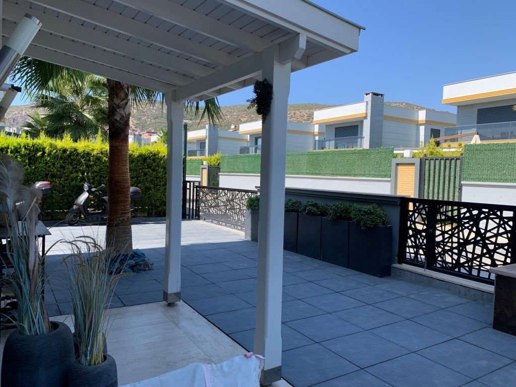 Close to the sea, with private parking, and near the city center, a magnificent villa is for sale.