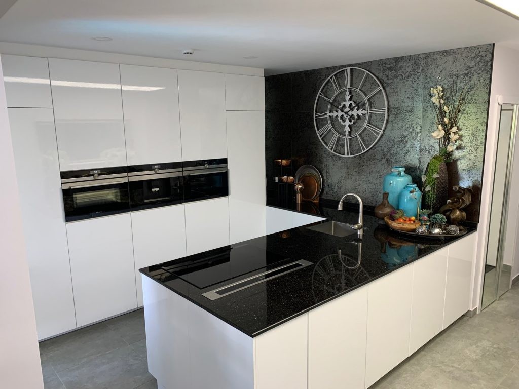 Close to the sea, with private parking, and near the city center, a magnificent villa is for sale.