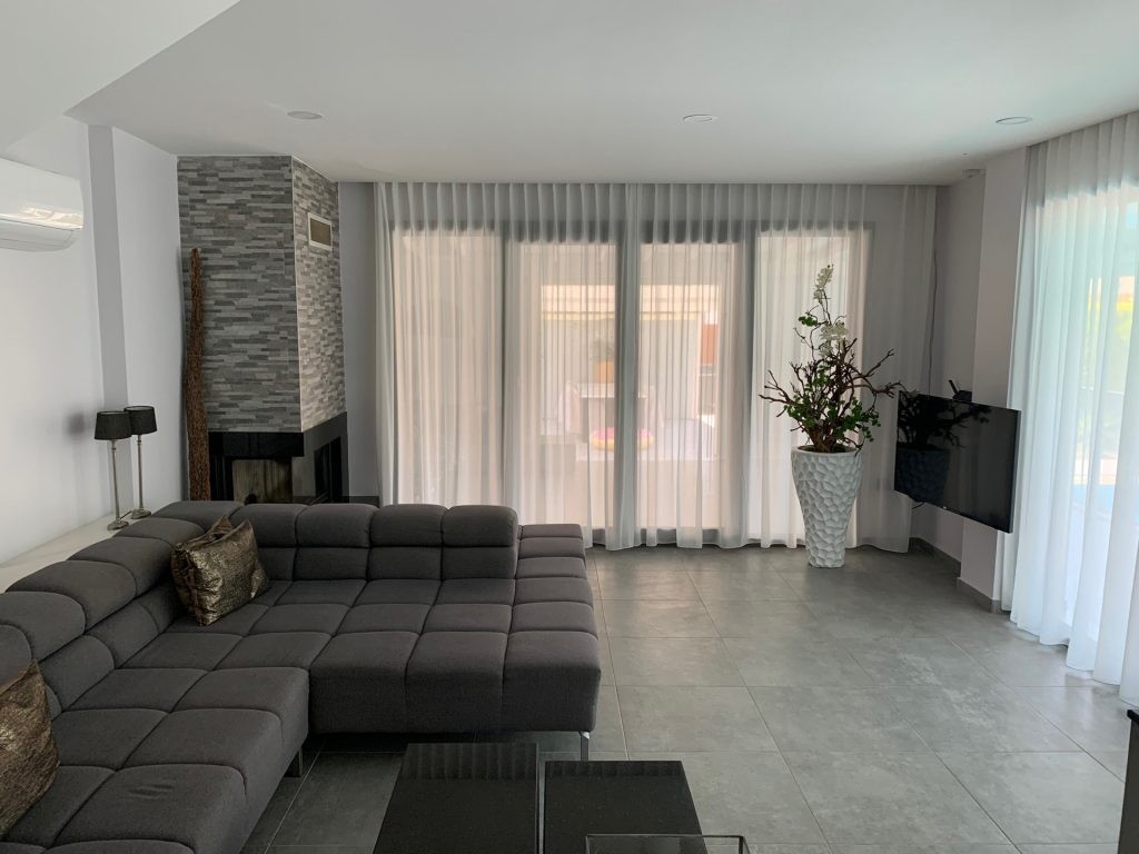 Close to the sea, with private parking, and near the city center, a magnificent villa is for sale.