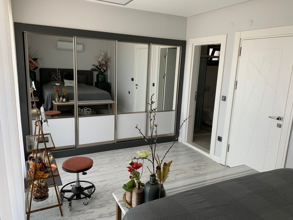 Close to the sea, with private parking, and near the city center, a magnificent villa is for sale.