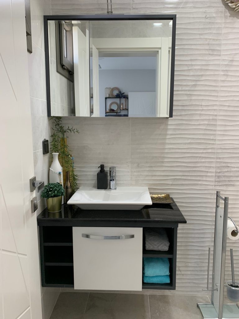 Close to the sea, with private parking, and near the city center, a magnificent villa is for sale.