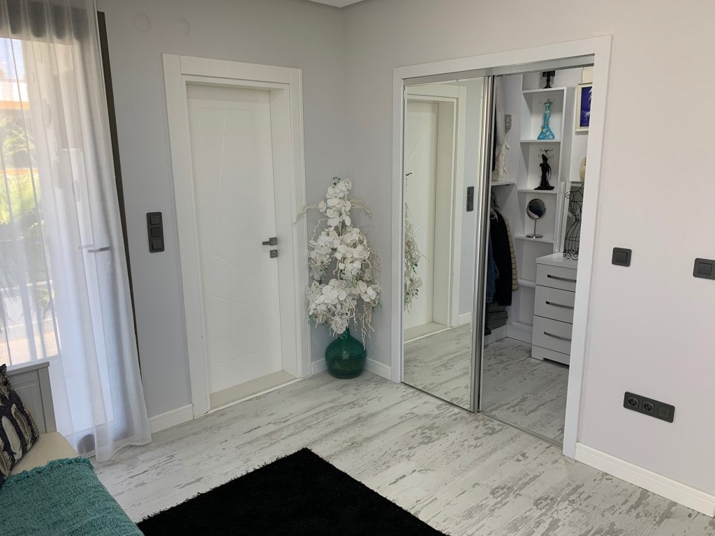 Close to the sea, with private parking, and near the city center, a magnificent villa is for sale.