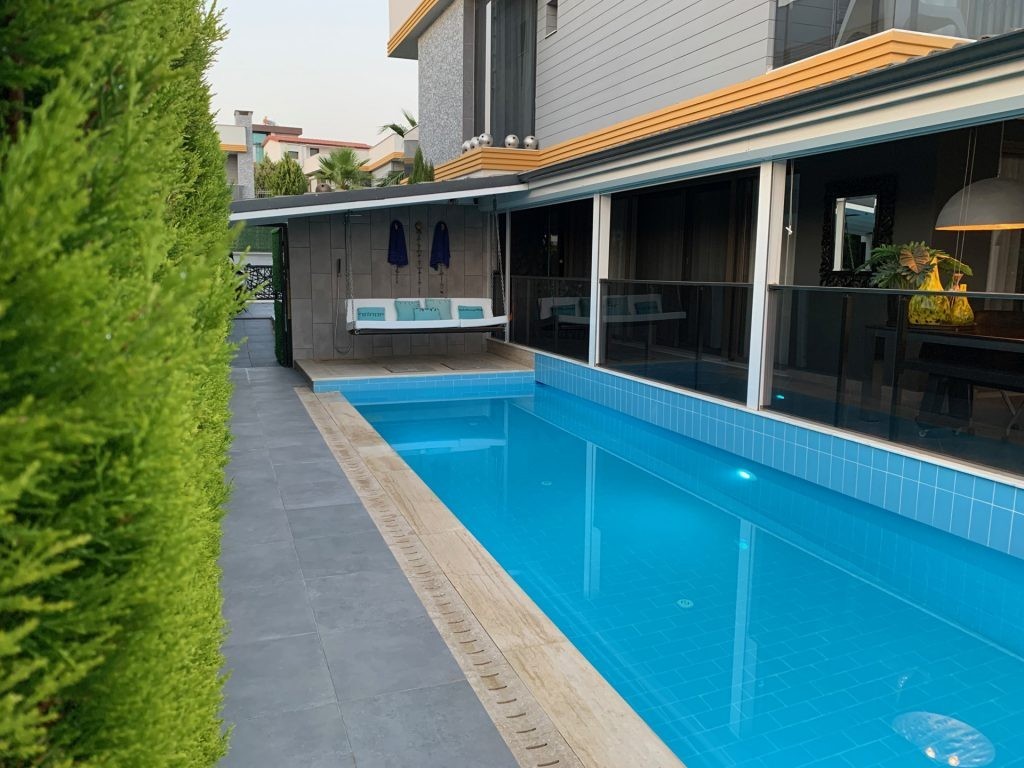 Close to the sea, with private parking, and near the city center, a magnificent villa is for sale.