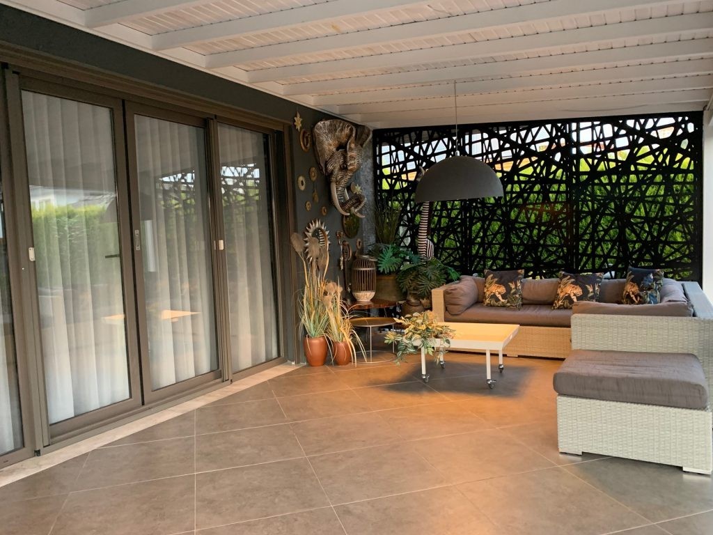 Close to the sea, with private parking, and near the city center, a magnificent villa is for sale.