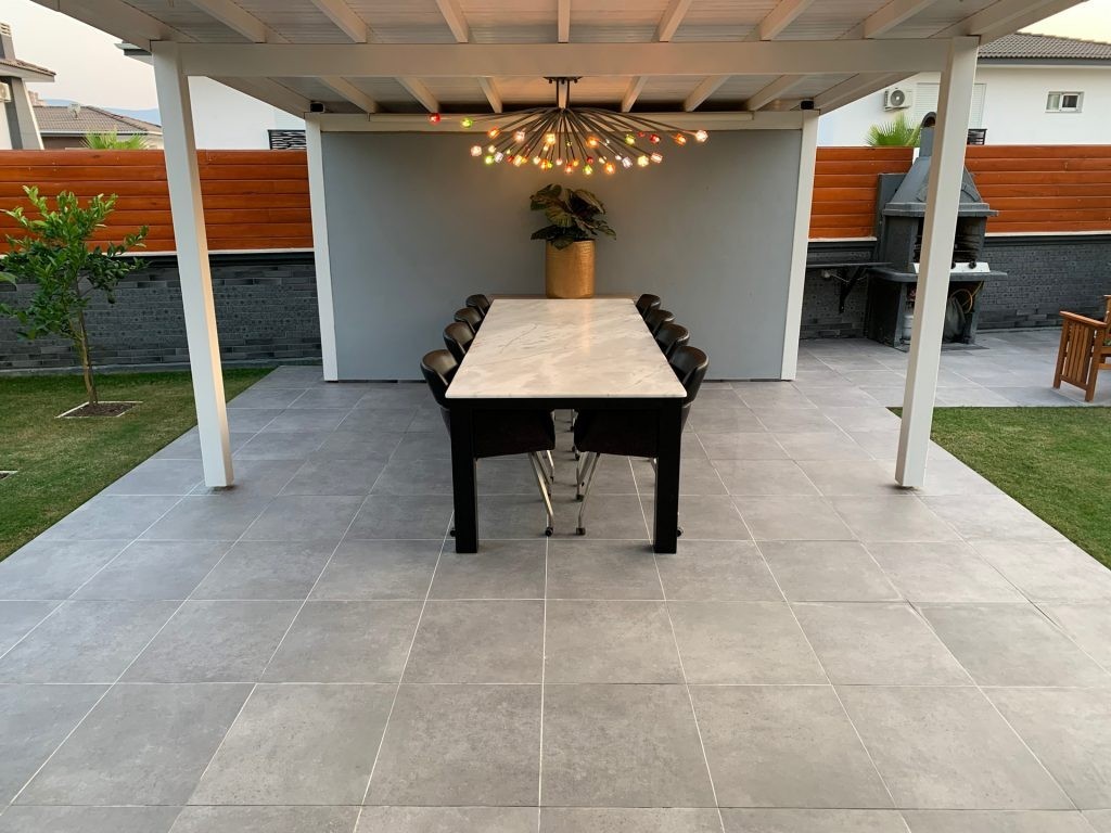 Close to the sea, with private parking, and near the city center, a magnificent villa is for sale.