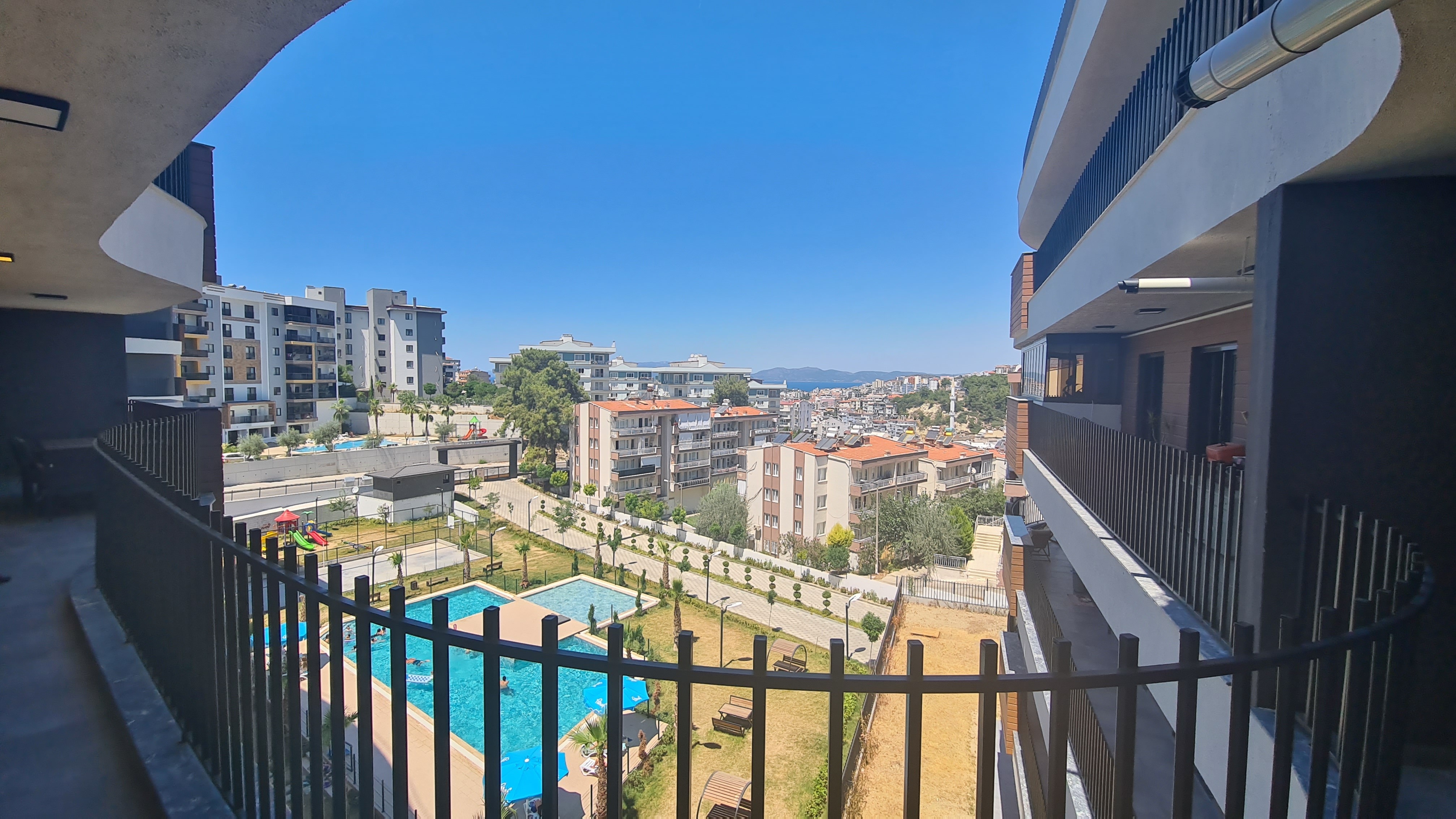 КОМФОРТНЫЕ АПАРТАМЕНТЫ 3+1 В ЖИЛОМ КОМПЛЕКСЕ С БАССЕЙНОМ В КУШАДАСЫ.