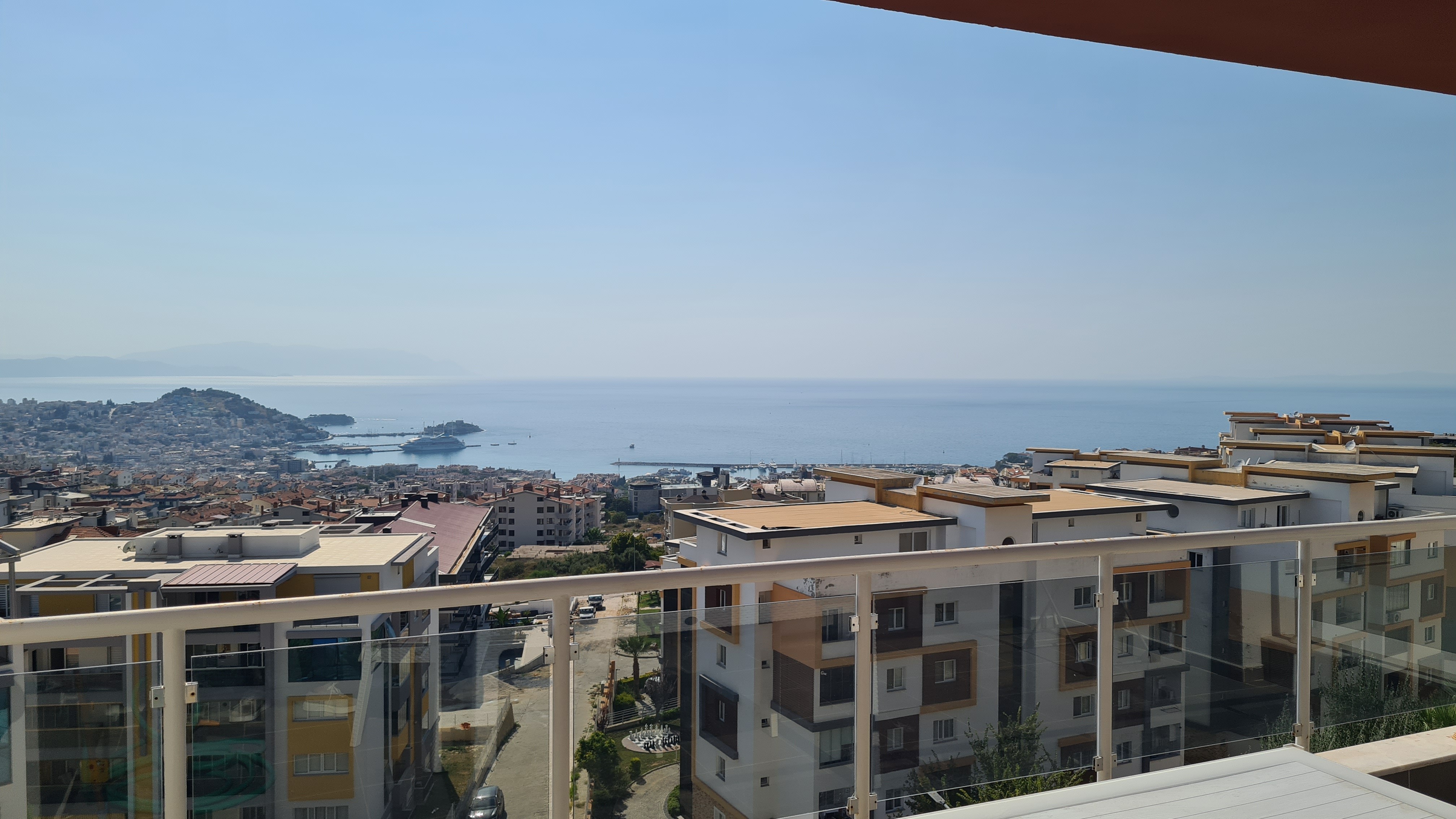 КВАРТИРА 3+1 С ПАНОРАМНЫМ ВИДОМ НА МОРЕ В КУШАДАСЫ.