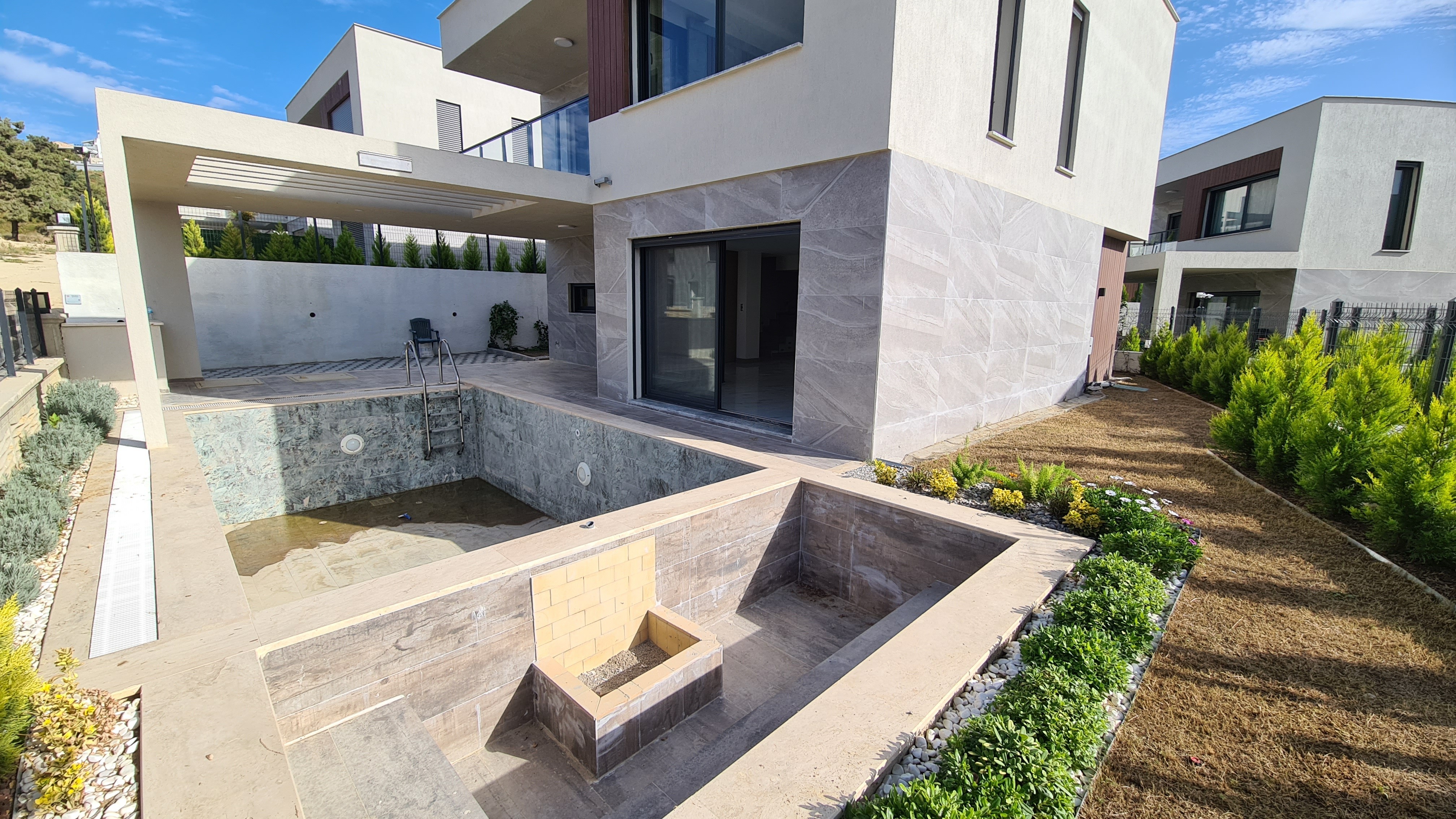 ОТДЕЛЬНАЯ ВИЛЛА С ЧАСТНЫМ БАССЕЙНОМ В КУШАДАСЫ.