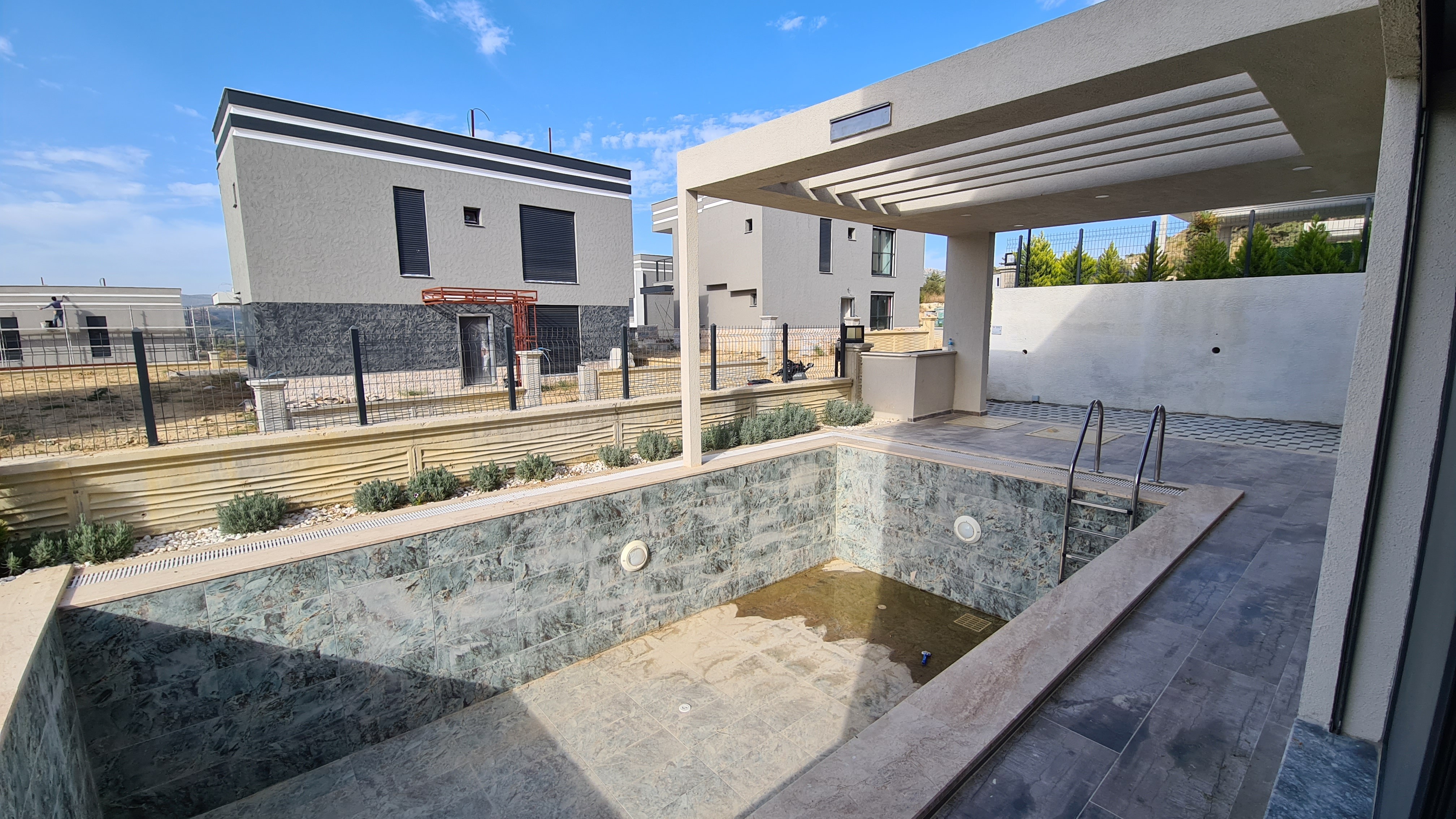 ОТДЕЛЬНАЯ ВИЛЛА С ЧАСТНЫМ БАССЕЙНОМ В КУШАДАСЫ.