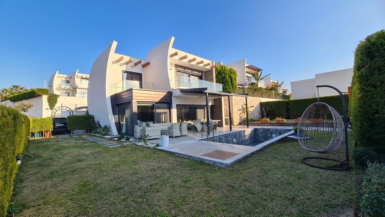 FULLY FURNISHED , 4 BEDROOM 4 BATHROOM 500 SQM PLOT 