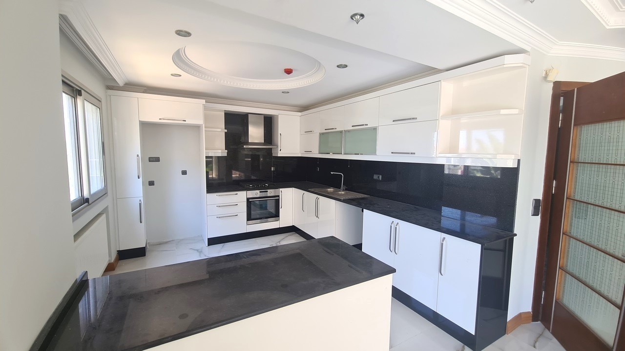 PRIVATE DETACHED VILLA  WITH SEA VIEW IN MARINA AREA