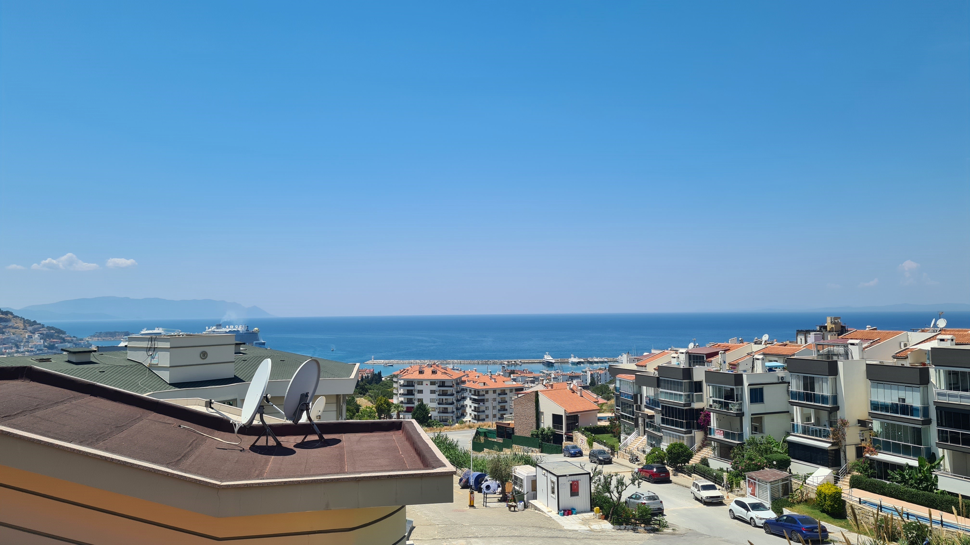 PRIVATE DETACHED VILLA  WITH SEA VIEW IN MARINA AREA