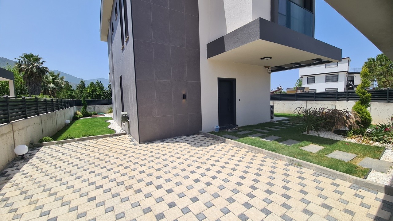 PRIVATE DETACHED VİLLA 300 SQM GARDEN IN GÜZELÇAMLI