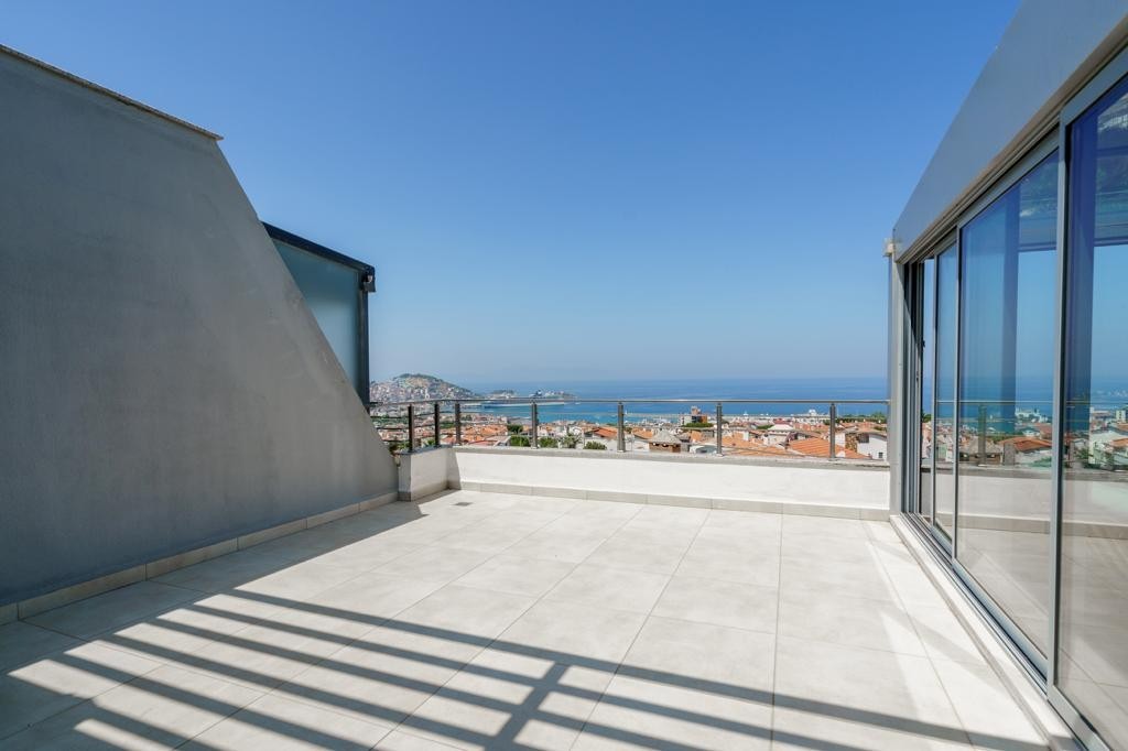 Magnificent Duplex Apartment with Sea View, Near Marina Area