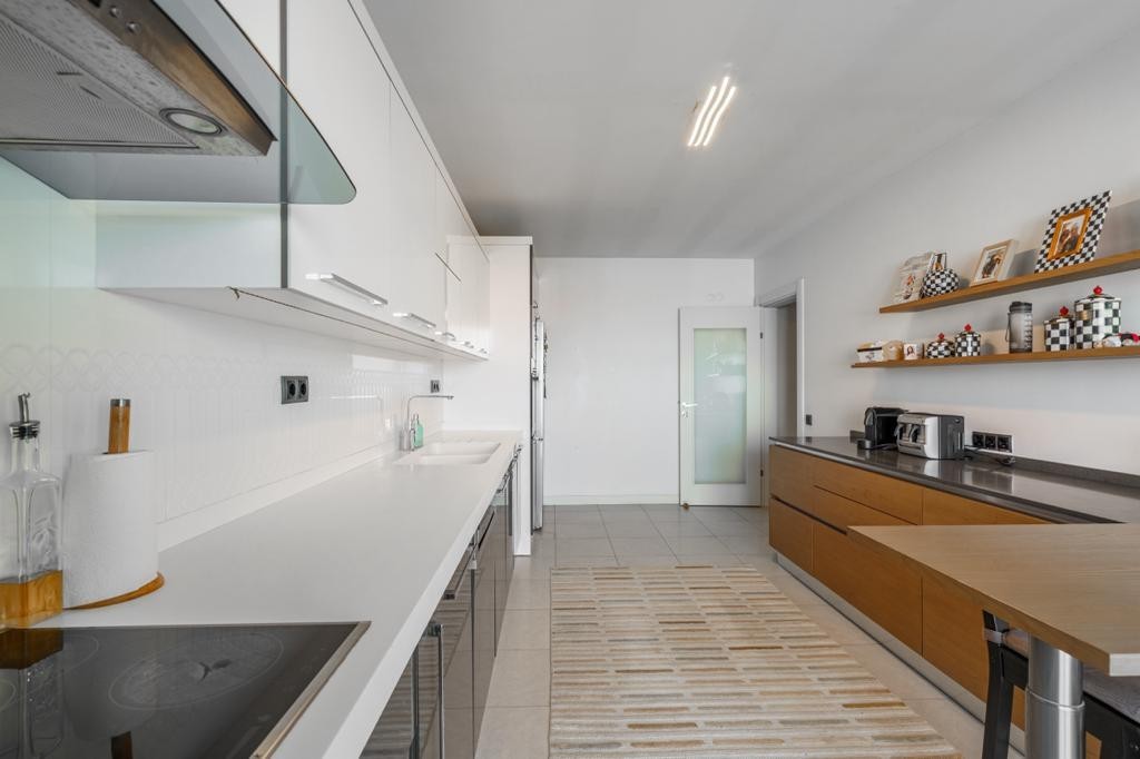 Magnificent Duplex Apartment with Sea View, Near Marina Area