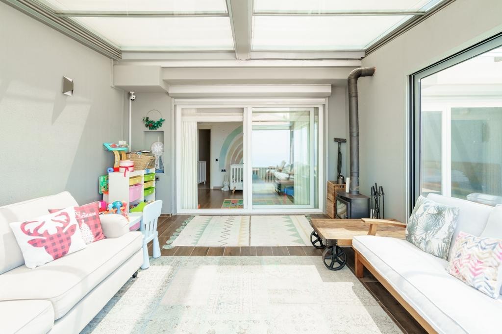 Magnificent Duplex Apartment with Sea View, Near Marina Area