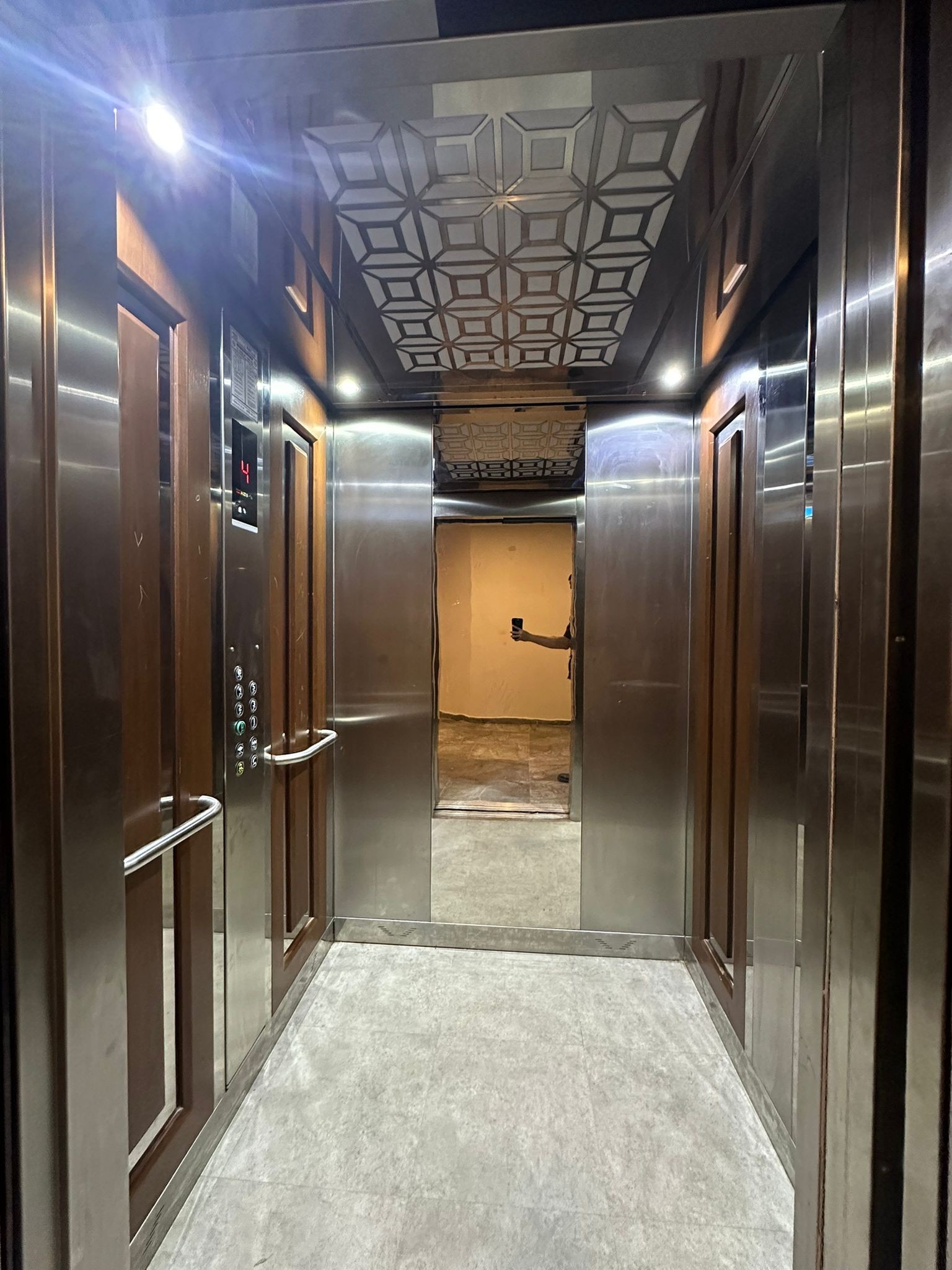 Prime Location in Kuşadası! Modern 2+1 Apartment with Pool and Security