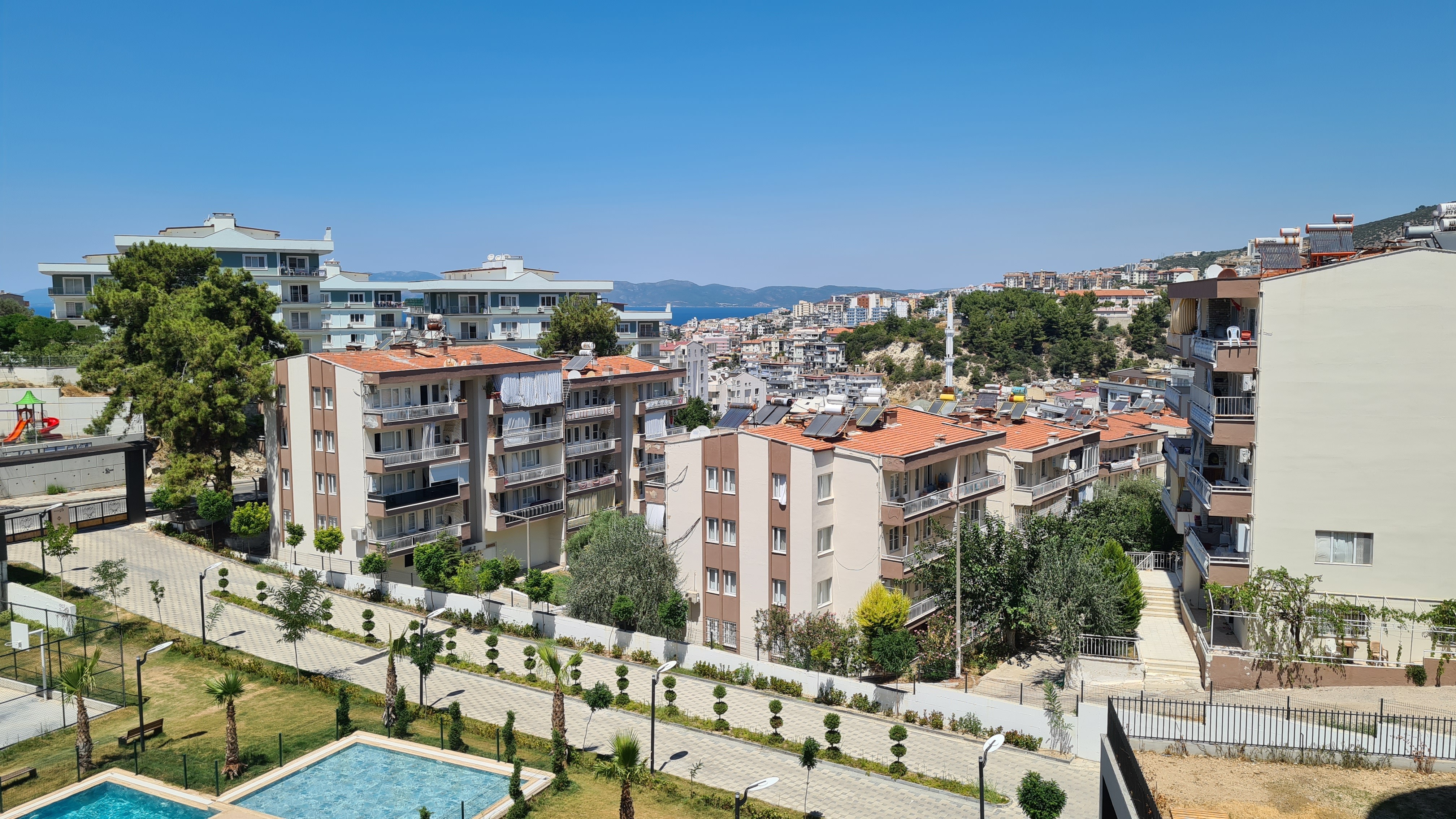 Prime Location in Kuşadası! Modern 2+1 Apartment with Pool and Security
