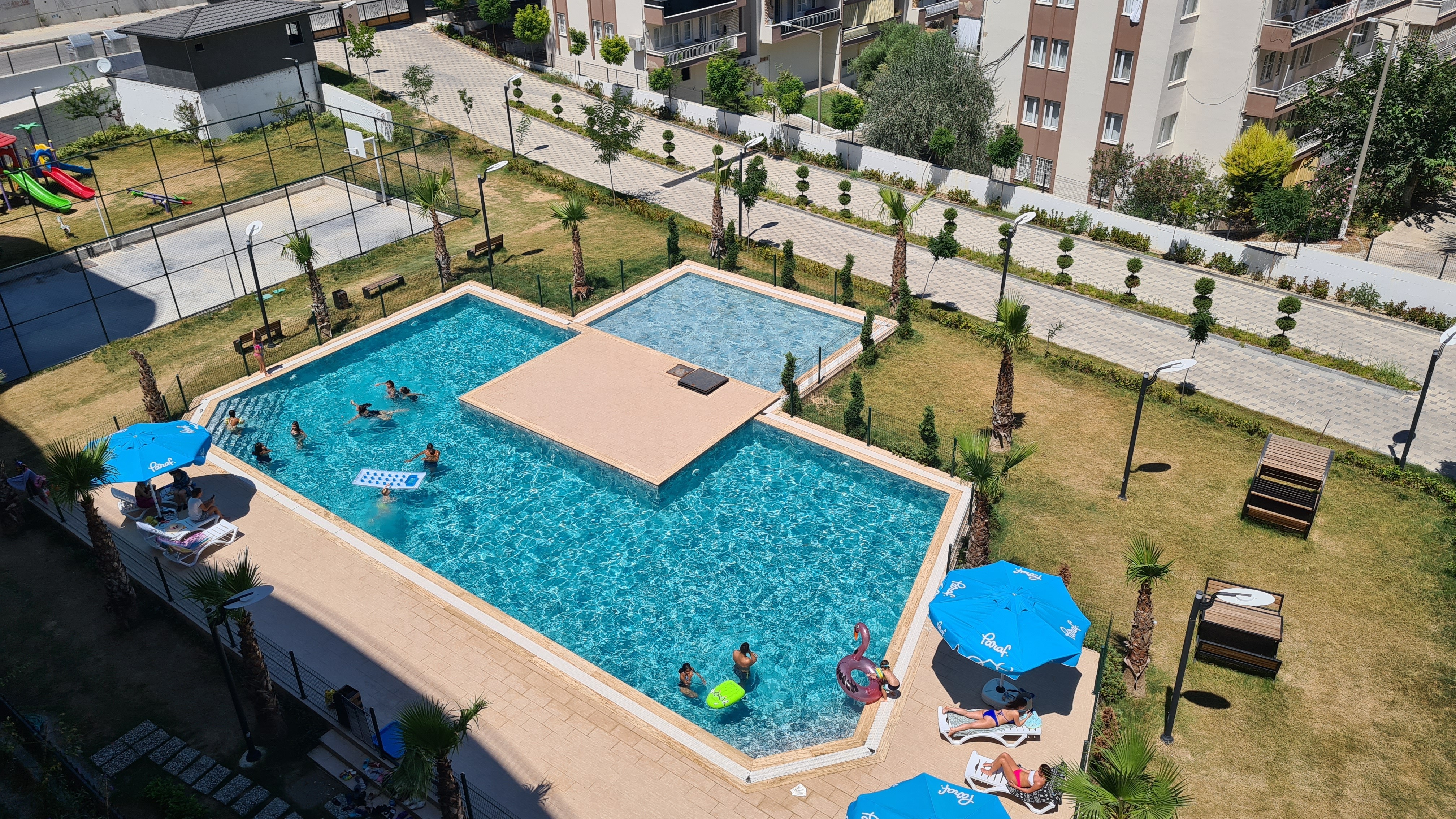 Prime Location in Kuşadası! Modern 2+1 Apartment with Pool and Security