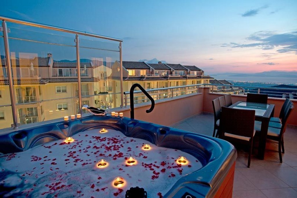 Luxury Golf Resort Spa Hotel, Opportunity with 2+1 Apartment