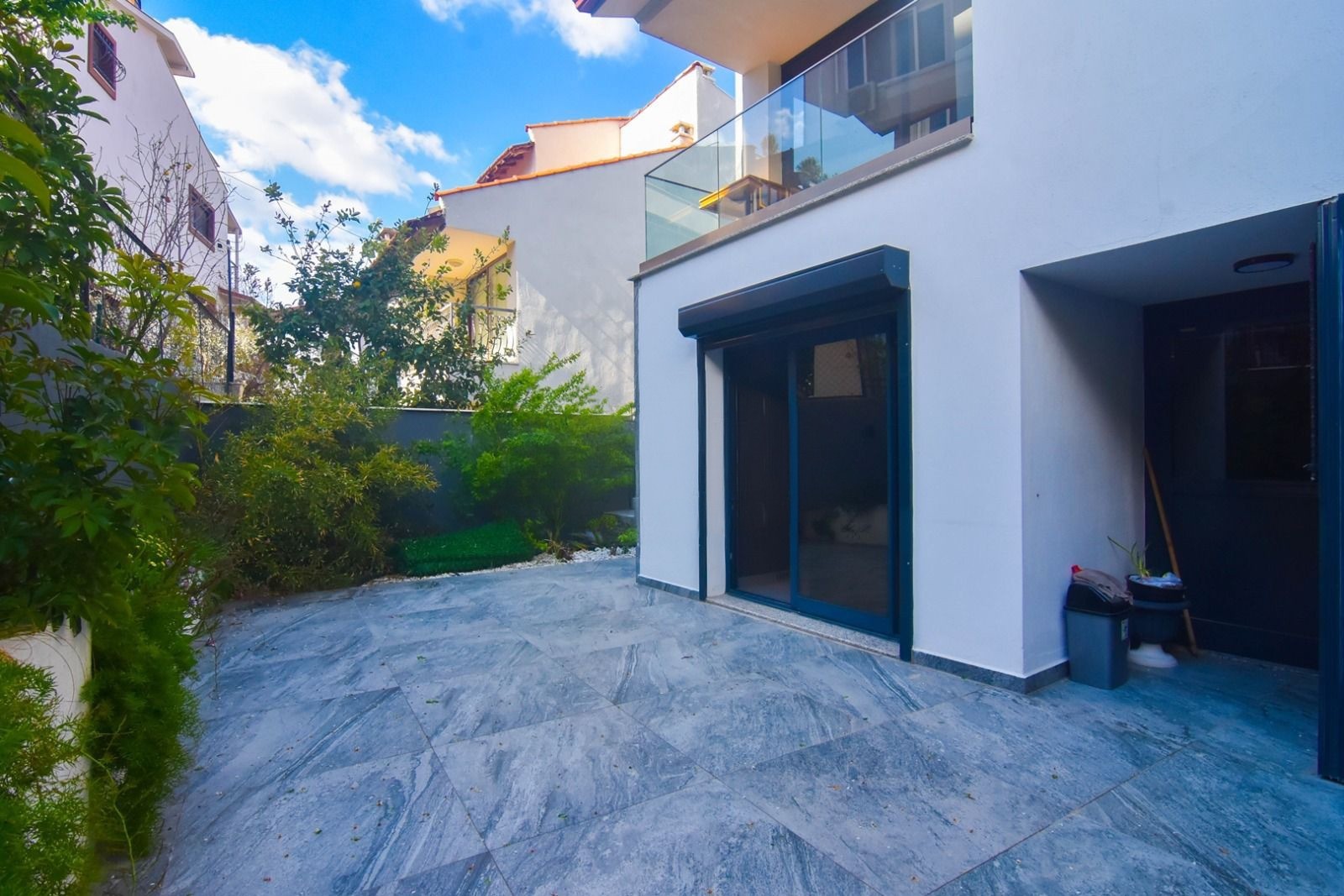 Central 3-Story Office with Sea View in Kuşadası