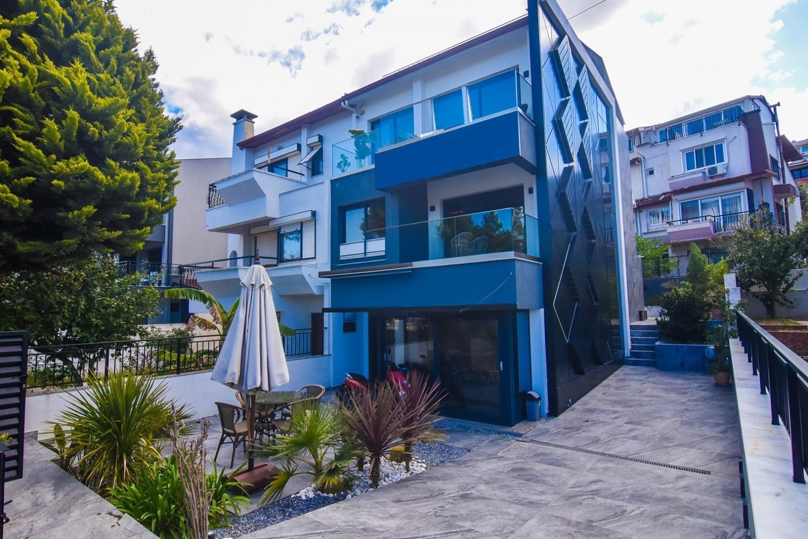 Central 3-Story Office with Sea View in Kuşadası