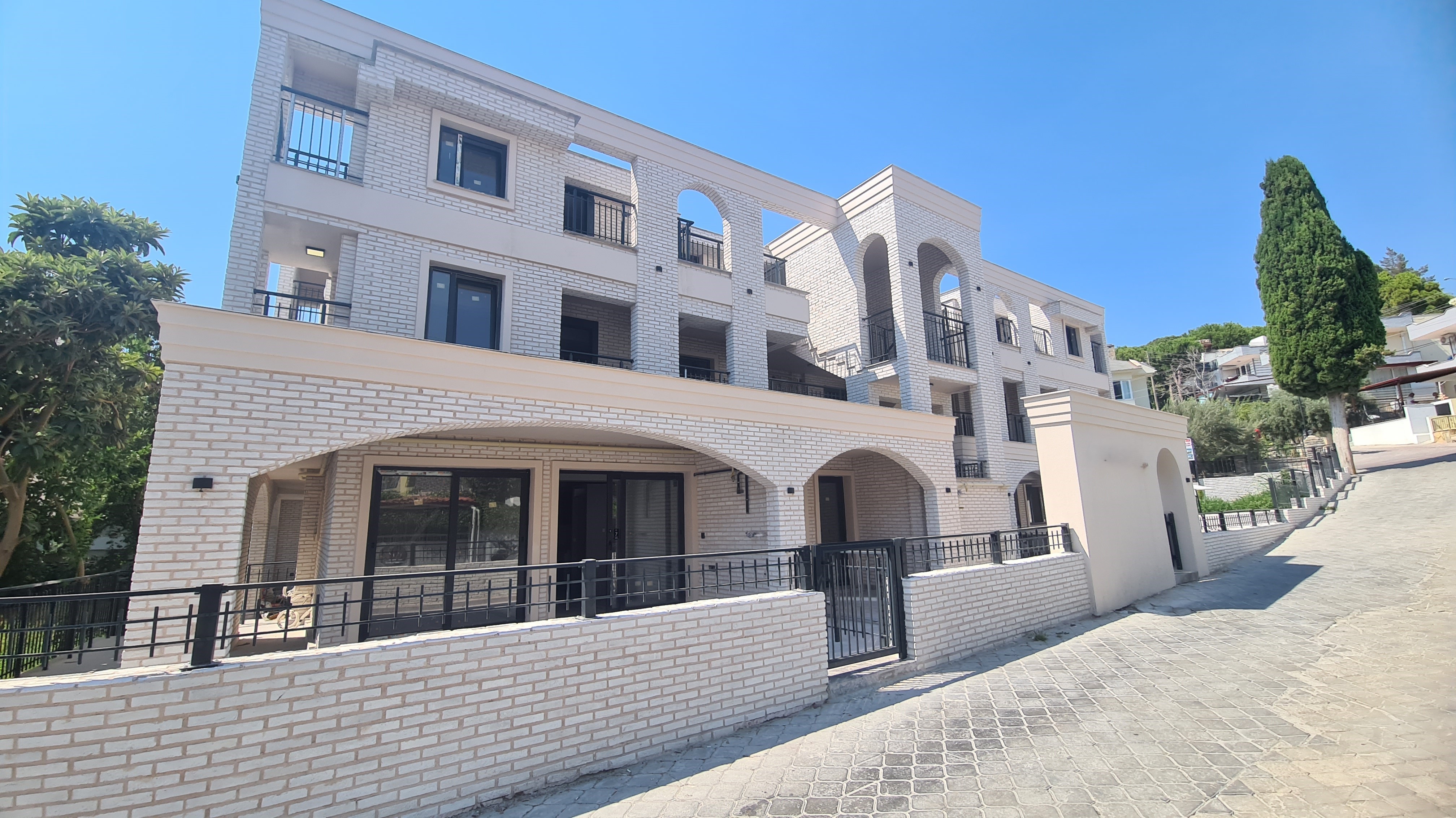 COUNTRY MODERN ARCHITECTURE APARTMENTS ON THE LADİES BEACH