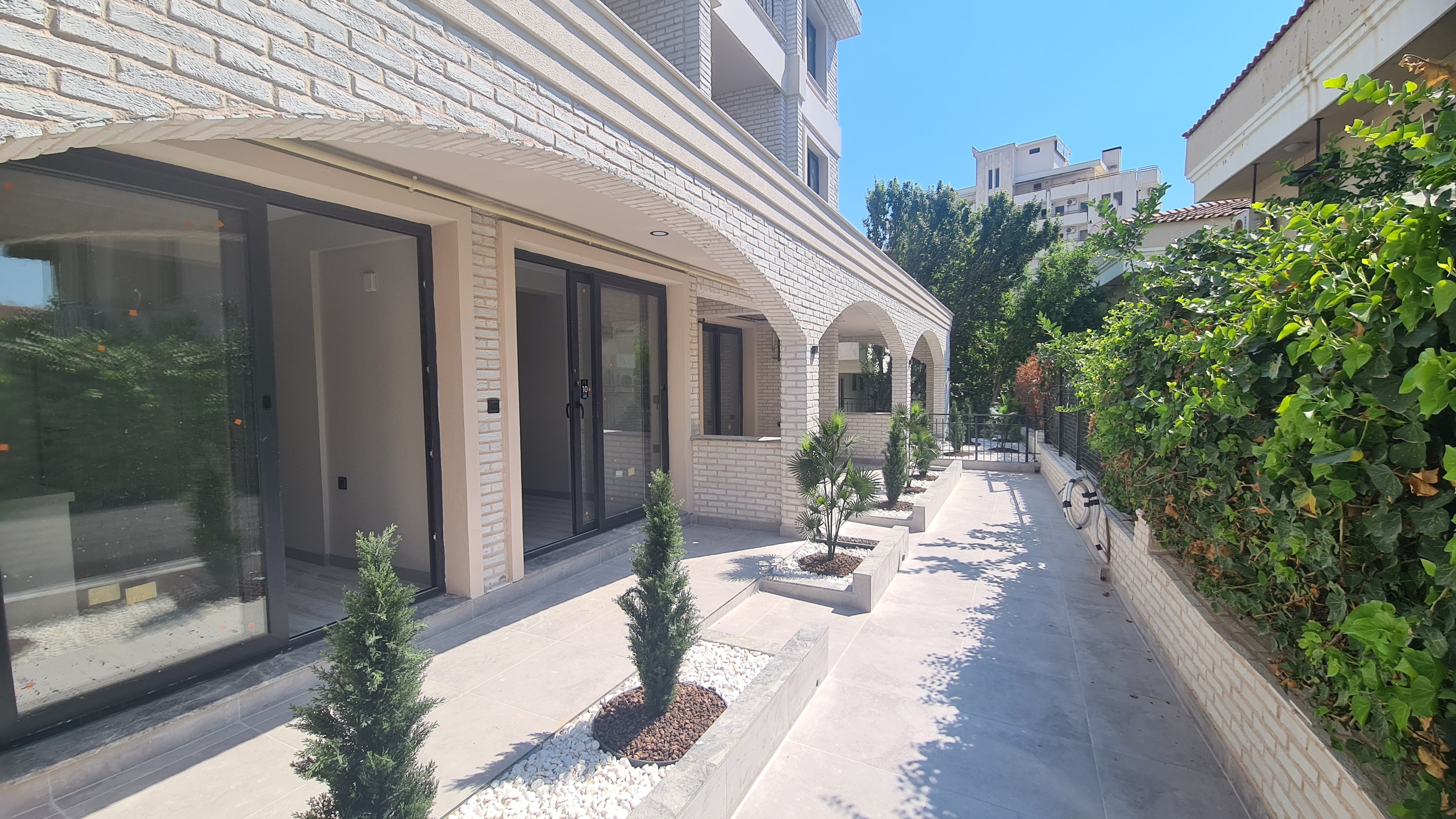 COUNTRY MODERN ARCHITECTURE APARTMENTS ON THE LADİES BEACH