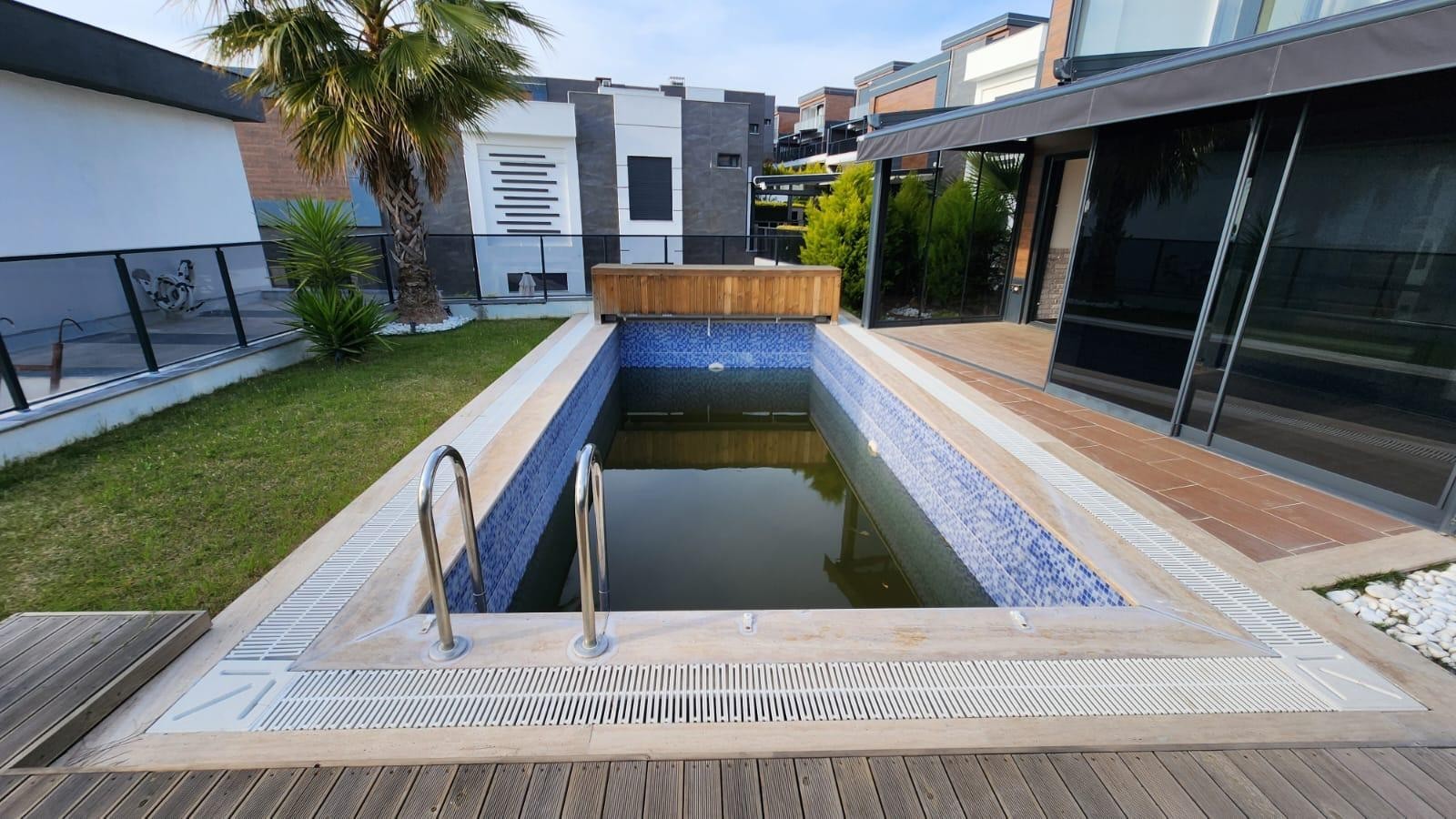 ОТДЕЛЬНАЯ ВИЛЛА С ЧАСТНЫМ САДОВЫМ УЧАСТКОМ В КУШАДАСЫ.