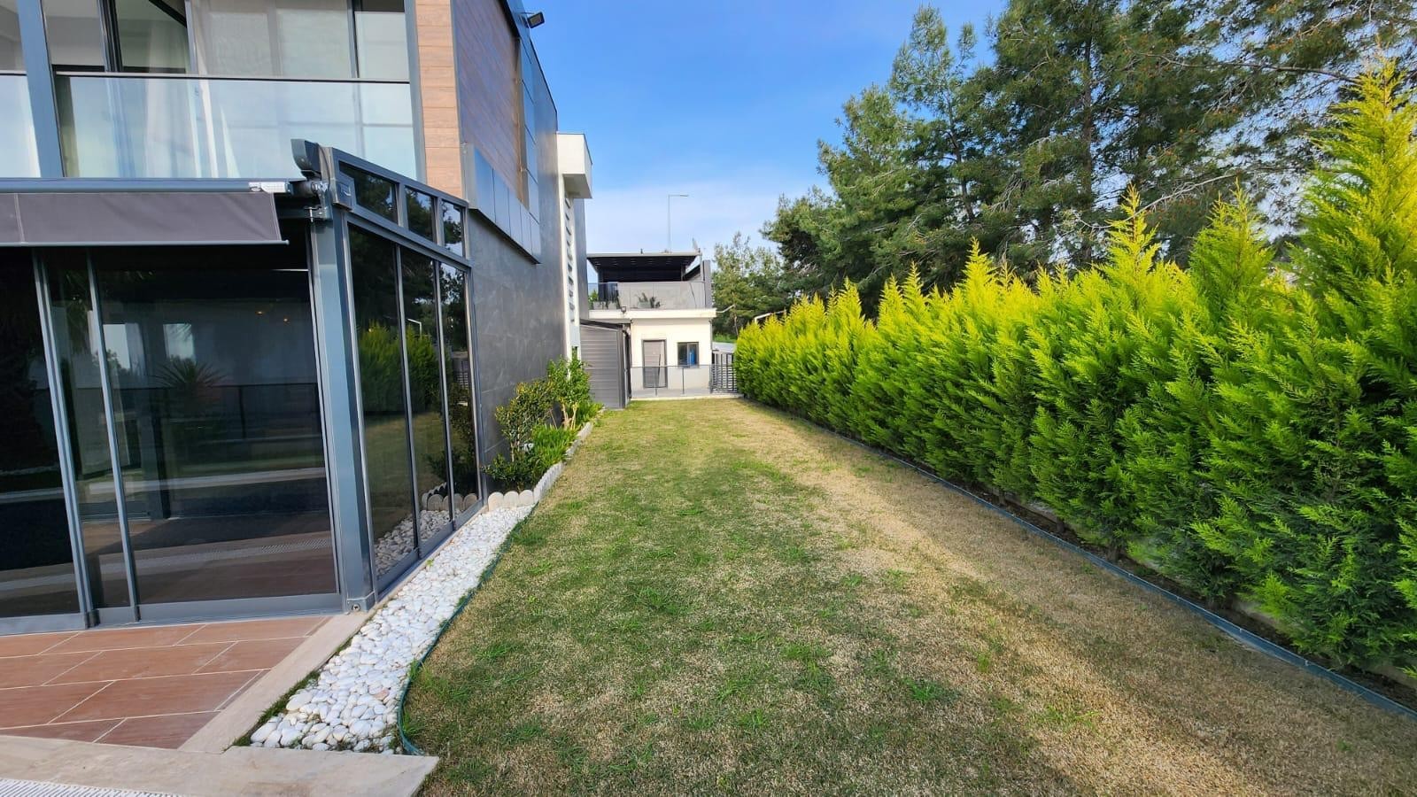 ОТДЕЛЬНАЯ ВИЛЛА С ЧАСТНЫМ САДОВЫМ УЧАСТКОМ В КУШАДАСЫ.