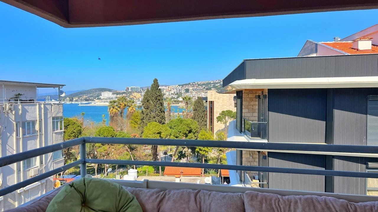 "3+1 Penthouse Duplex in the Heart of the City, Steps from the Seaside"