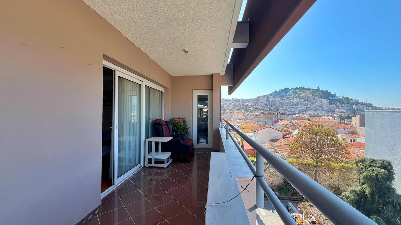 "3+1 Penthouse Duplex in the Heart of the City, Steps from the Seaside"