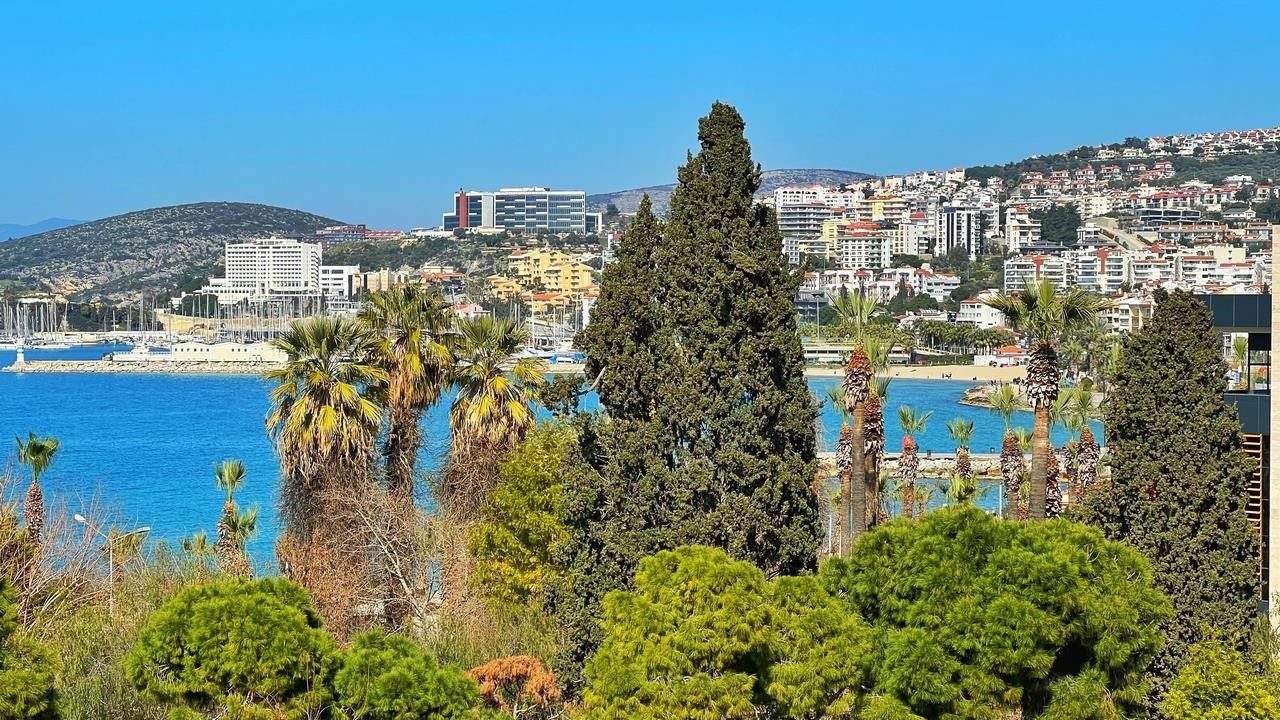 "3+1 Penthouse Duplex in the Heart of the City, Steps from the Seaside"