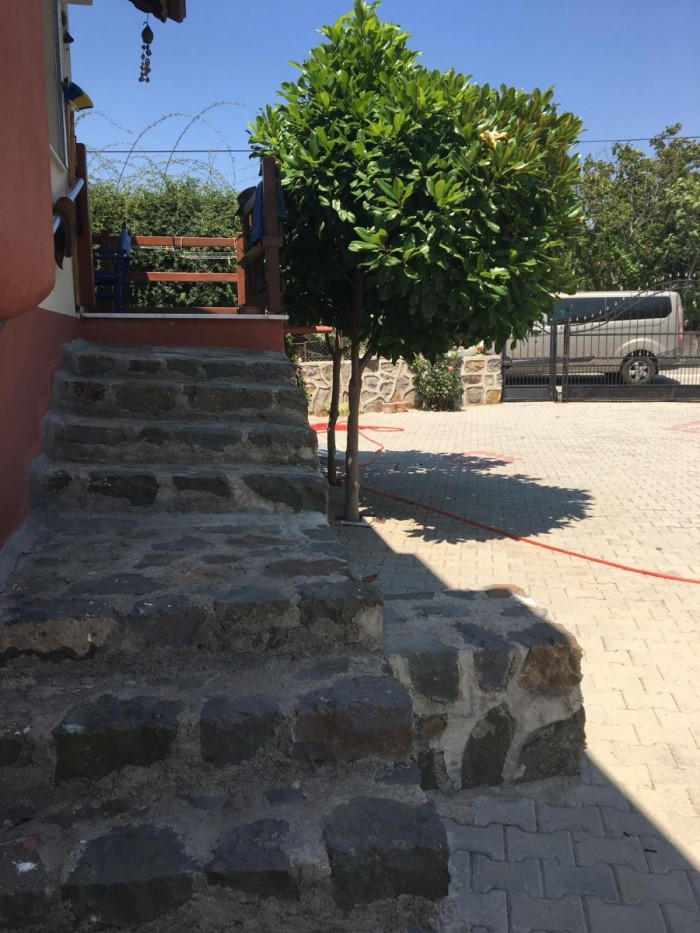 ДОМ С ЧАСТНЫМ САДОВЫМ УЧАСТКОМ ПЛОЩАДЬЮ 2340 М2 В КУШАДАСЫ.