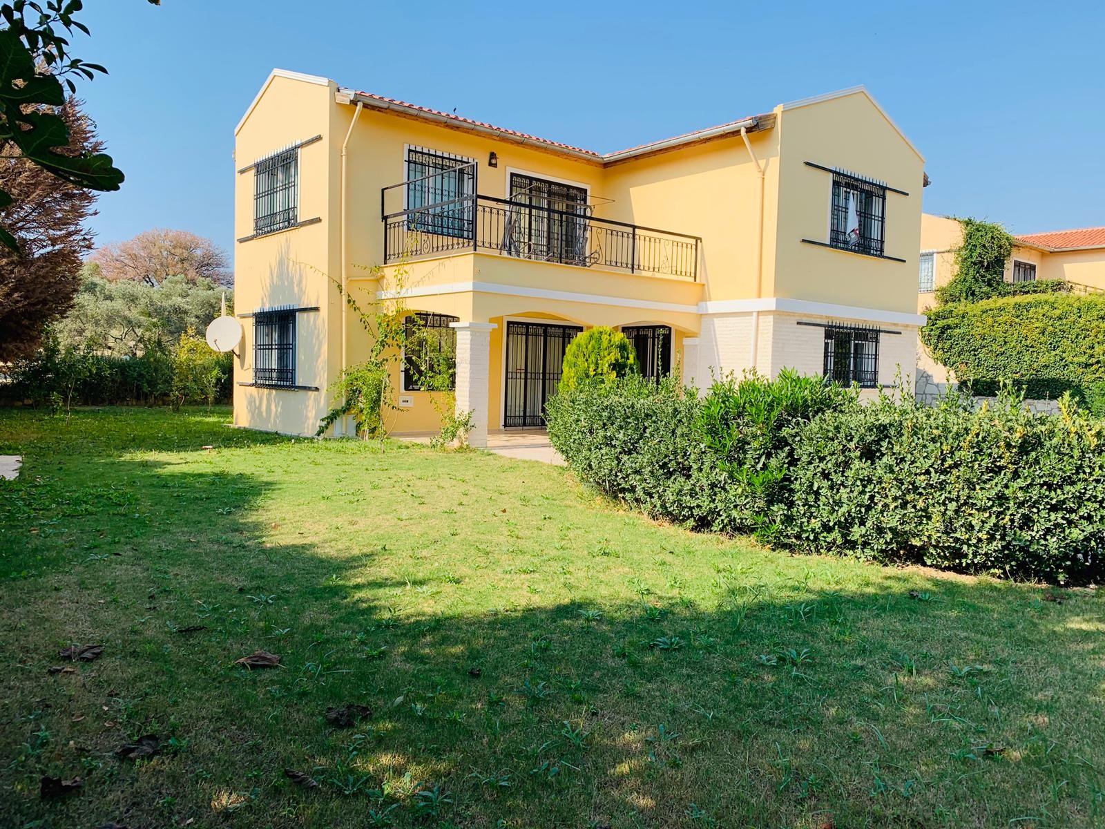 Detached Villa with Pool and 1000sqm Private Garden in Kusadasi