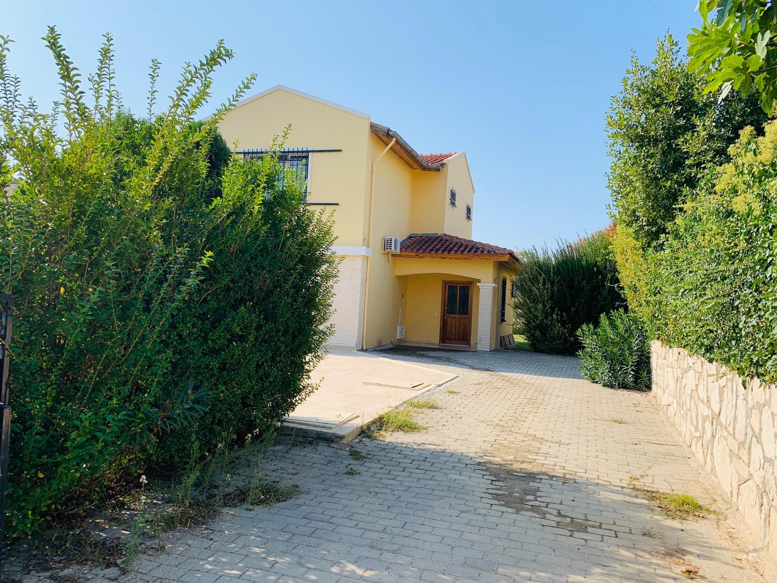 Detached Villa with Pool and 1000sqm Private Garden in Kusadasi