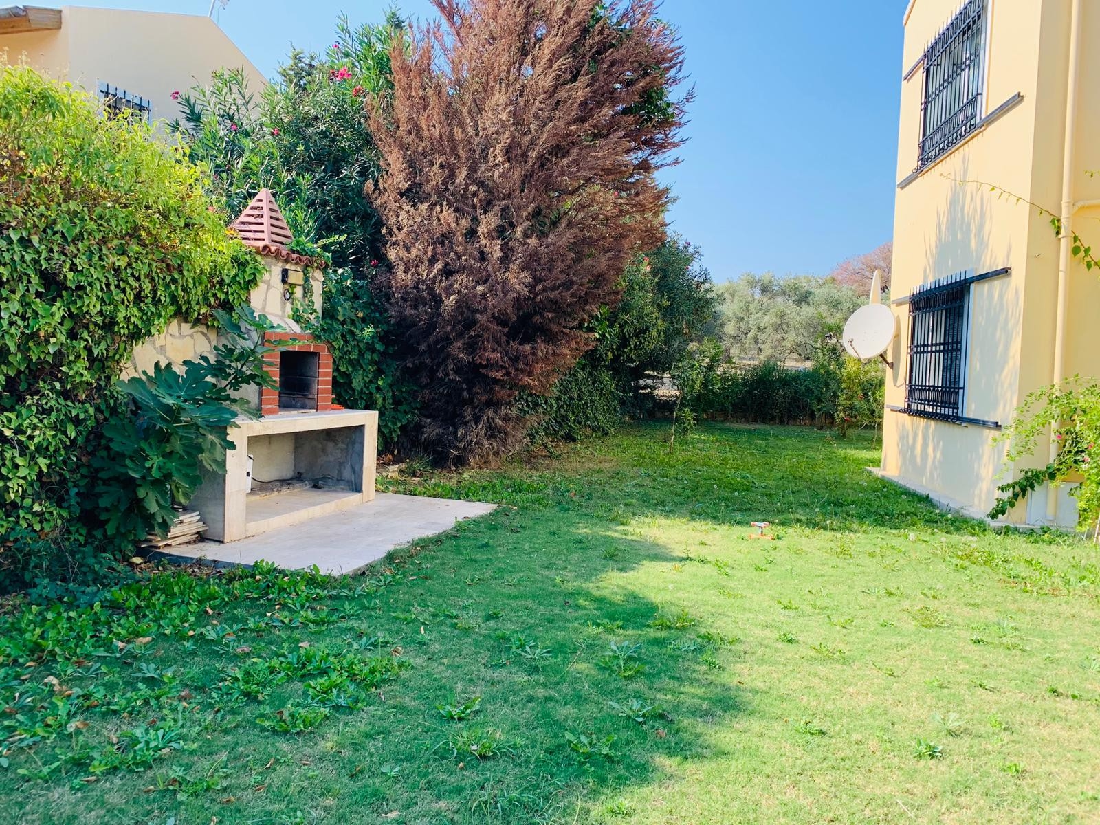 Detached Villa with Pool and 1000sqm Private Garden in Kusadasi