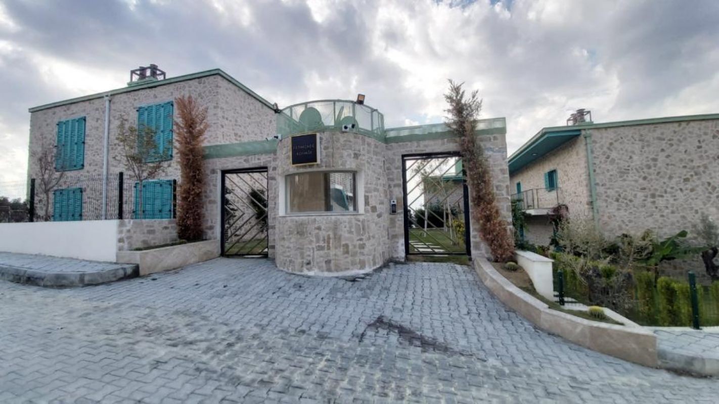 NATURAL STONE ARCHITECTURE 1 BEDROOM RESIDENCE WITH NICE SEAVIEW AT MARINA LOCATION